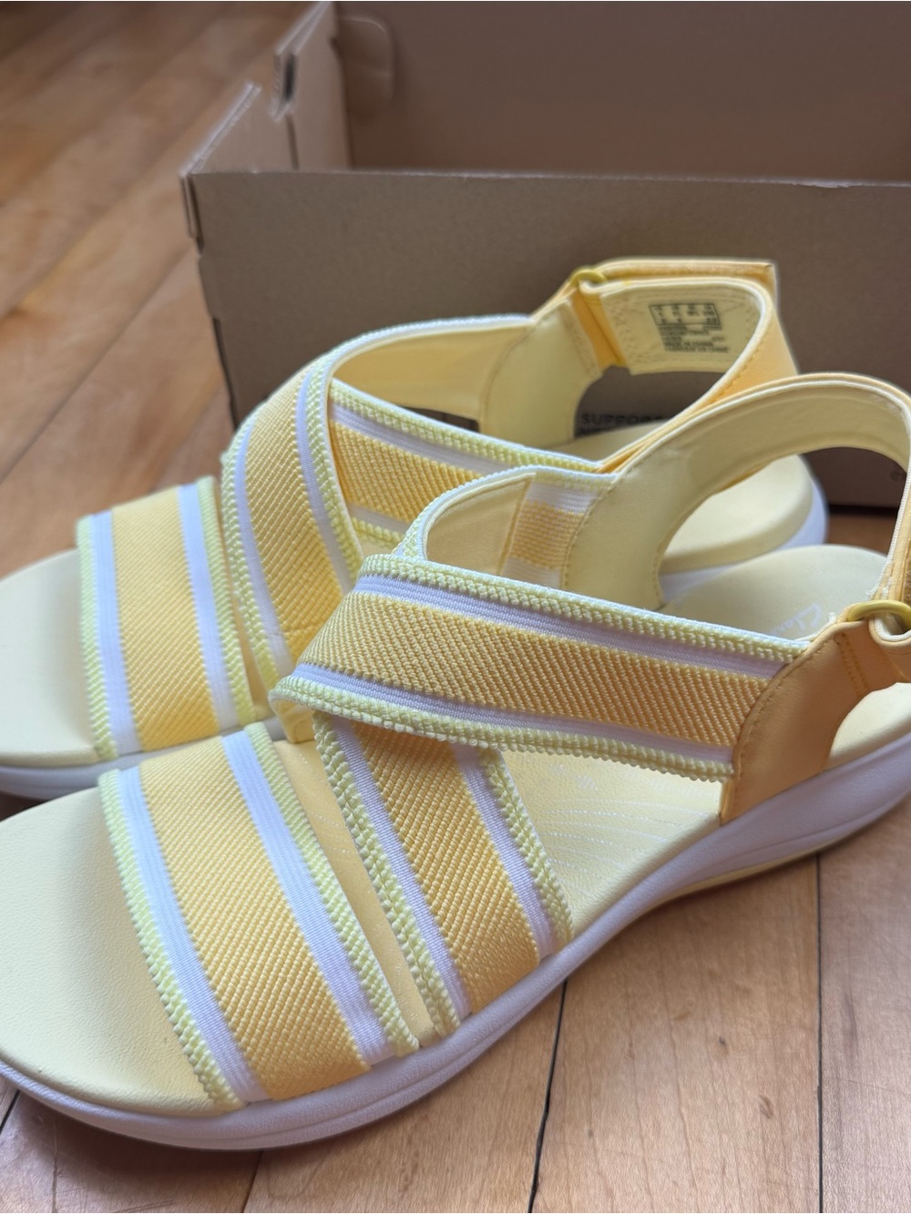 Clarks Cloudsteppers Mira Lily Yellow Sandals Women’s 8.5 Wide NIB
